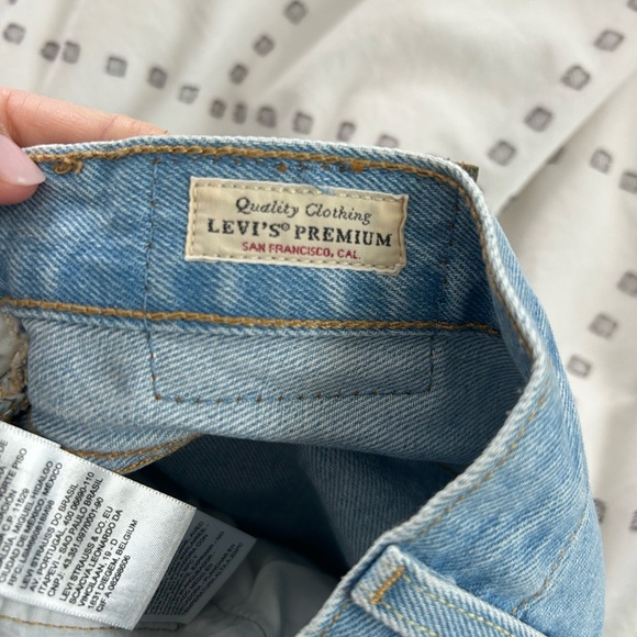 BRAND NEW women’s Levi shorts - Picture 2 of 8